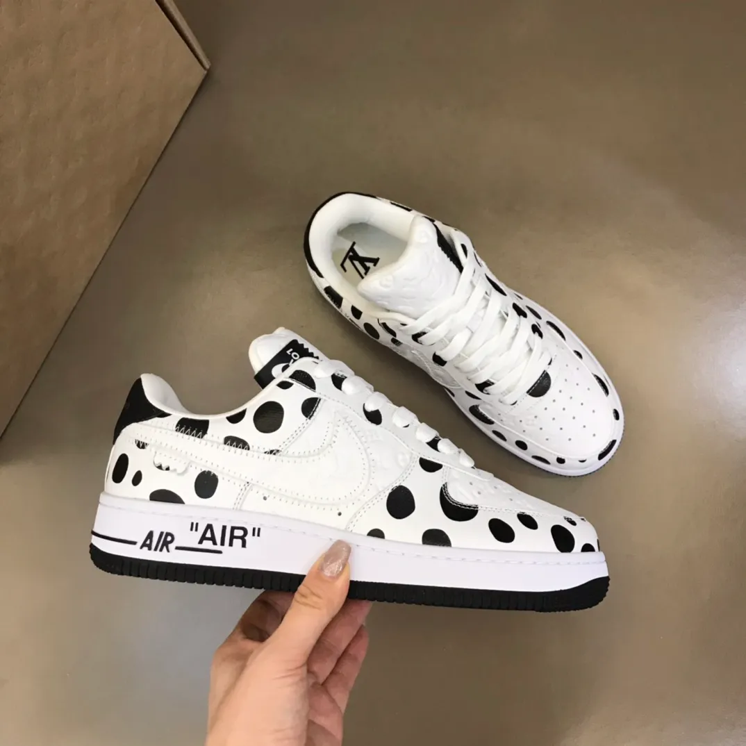 Men's shoes 💰p420 "*OUIS *UITTO*x" x OFF-WHITE x Nike tripartite collaboration! Yayoi Kusama's collaboration series is a trendy men's casual sports shoe with unrivaled color matching. The design idea basically continues the style of THE TEN. The Swoosh line and tongue label have a very familiar visual effect, and are both fashionable and trendy! A must-have for fashionistas! The effect on your feet is absolutely stunning!  Size: 38-45